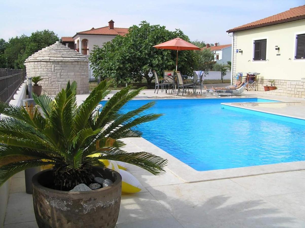 Nice, Cosy Studio Apartment With Shared Outdoor Pool Banjole Εξωτερικό φωτογραφία